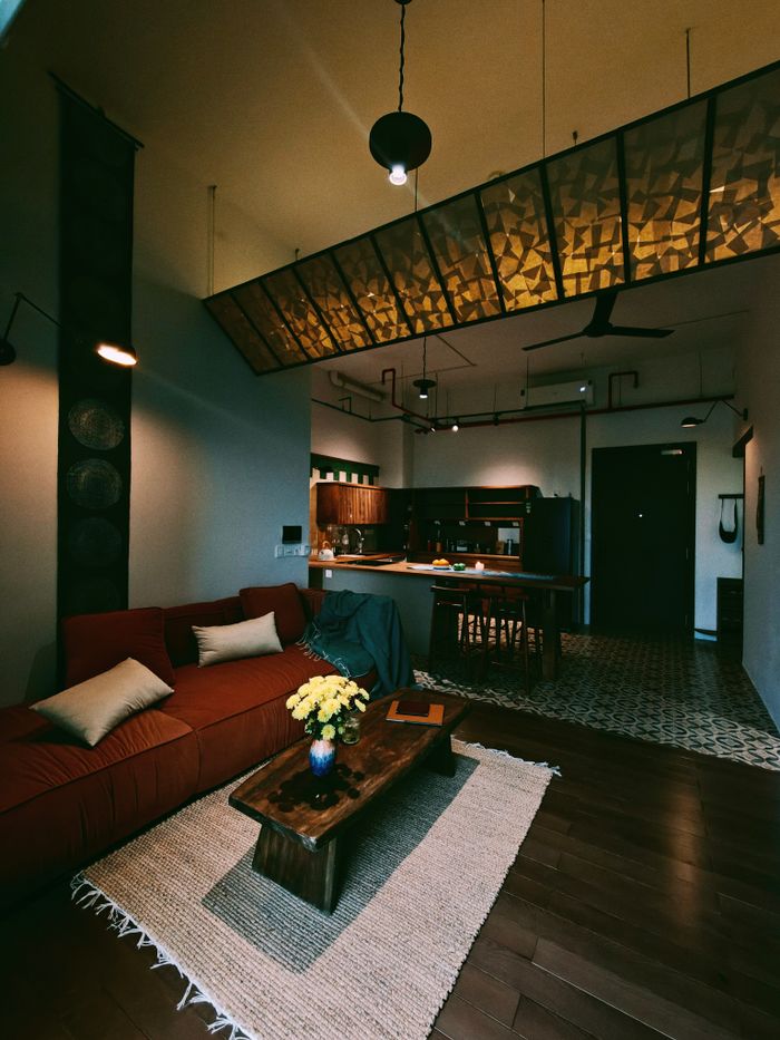 about-img Explore the stylish design of a modern industrial living room with cozy furnishings and warm lighting.